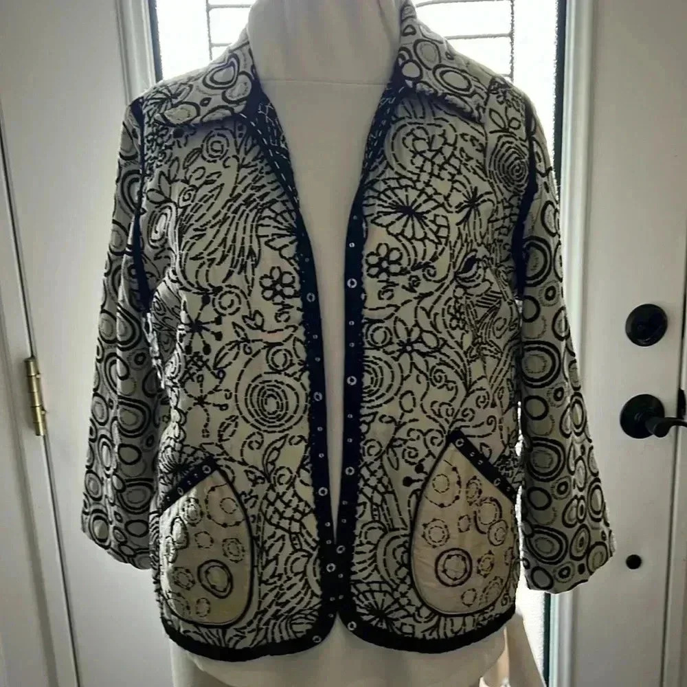 YAK MAGIK JACKET REVERSABLE Black and White pattern size Large